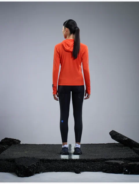 camiseta térmica con capucha para running mujer
